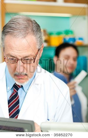 Dwa farmaceutów pracujących w ich sklepie
