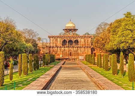 Agra, India - March 5 2018: Tourists Sighteseeing, Exploring And Admiring Famous The Taj Mahal