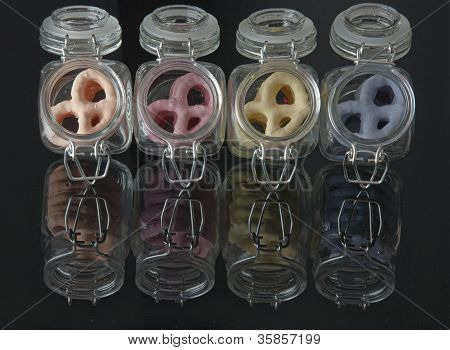 สีพาสเท Pretzels ในแคนนิ่งไหบนกระจกสีดำ