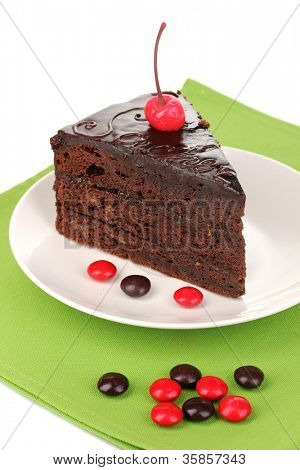 Çikolata sacher kek yakın beyaz izole