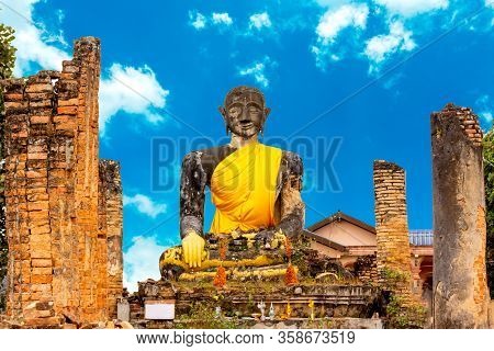 Ancient Big Buddha Ruin of Wat Pia Wat (16th century) Remaining from the war in Meuang Khoun Xieng K