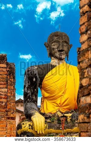 Ancient Big Buddha Ruin of Wat Pia Wat (16th century) Remaining from the war in Meuang Khoun Xieng K