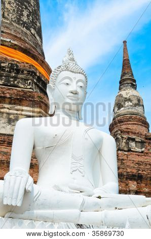 仏、ワット ・ ヤイ チャイ Mongkol の塔
