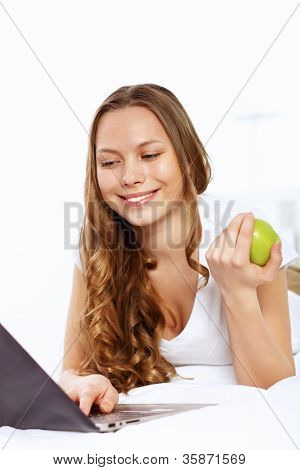 Not Defteri ile genç kadın