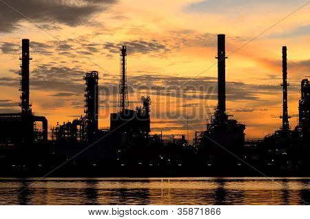 Силуэт Бангкок нефтеперерабатывающего завода