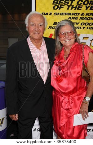 LOS ANGELES - AUG 14: Robert Loggia dorazí na 