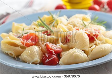Lumaconi チェリー トマト、パルメザン チーズとローズマリー