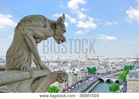 Gargouille de la cathédrale Notre-Dame, la tour Eiffel sur fond. Paris