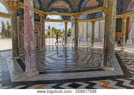 Jerusalem, Israel - May 23, 2016: Hexagonal Architecture Detail Of The Dome Of Chain In East Side Of