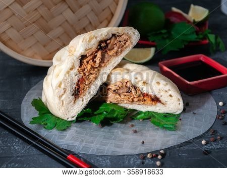 Pyans Bun Steamed. Dressed With Pork, Mushrooms And Onions. Halve A Spoon On Rice Paper. Served With