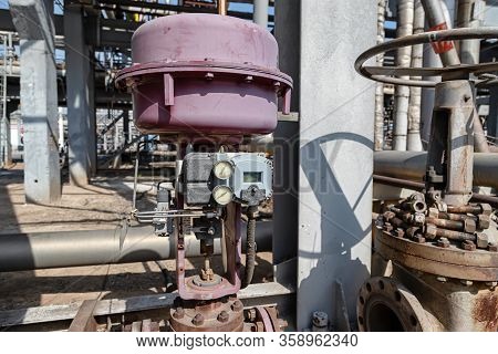 Safety Valve With Pressure Gauges And Electronic Display