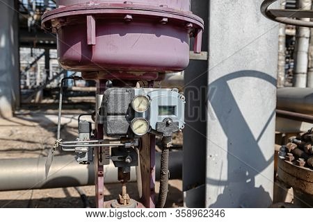 Safety Valve With Pressure Gauges And Electronic Display