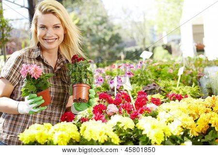 Florista feminina ou jardineiro em floricultura ou viveiro