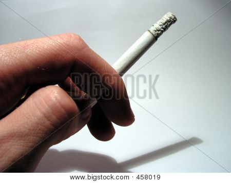 Hand mit o Zigarette