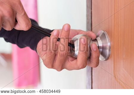 Locksmith Use Tool For Open The Door Locked