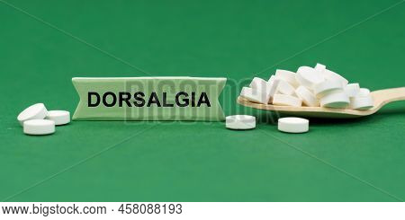 Medicine Concept. On A Green Surface, A Wooden Spoon With Pills And A Sign With The Inscription - Do
