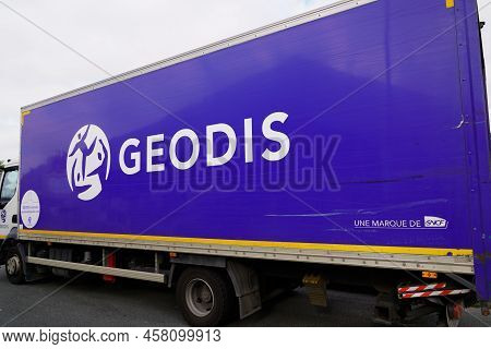 Bordeaux , Aquitaine  France - 07 04 2022 : Geodis Logo Brand And Text Sign On Side Panel Truck From