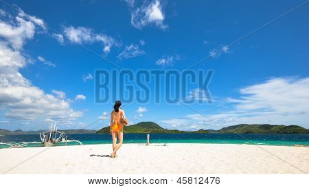 egy bikini lány tart coconut white beach