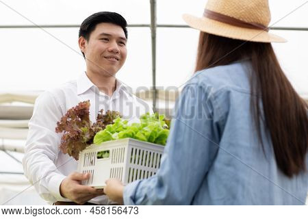 Manufacturers Send Baskets Organic Vegetables For Consumers.