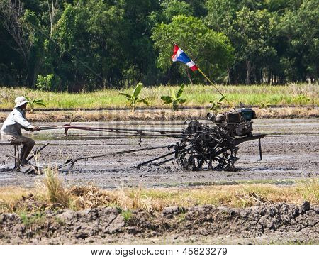 Arare il campo.