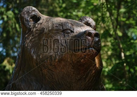 The Concept Of Travel In Russia. Kivach Nature Reserve In Karelia. Sculpture Of Wooden Brown Bear Po