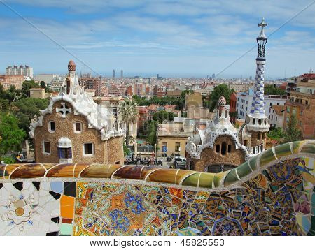 Barcellona, Spagna-9 maggio: il celebre Parco Guell su 9 maggio 2013 a Barcellona, Spagna. Parco Guell è la