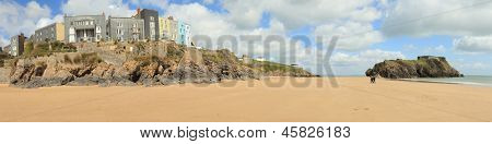 หาดที่ Tenby ในเวลส์ตะวันตก แถวของยุควิคตอเรียน หรือเอดวาร์ดเดี้ยโรงแรมมอง ou