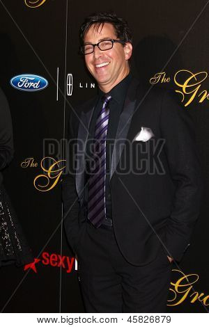 LOS ANGELES - huhtikuu: Dan Bucatinsky saapuu Kolmaskymmeneskahdeksas vuosittainen Gracie Awards gaalassa Beverly h: n