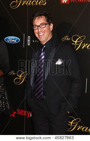 LOS ANGELES - huhtikuu: Dan Bucatinsky saapuu Kolmaskymmeneskahdeksas vuosittainen Gracie Awards gaalassa Beverly h: n