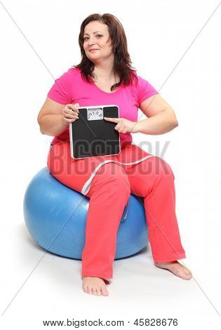 Mulher com sobrepeso com máquina de pesagem.