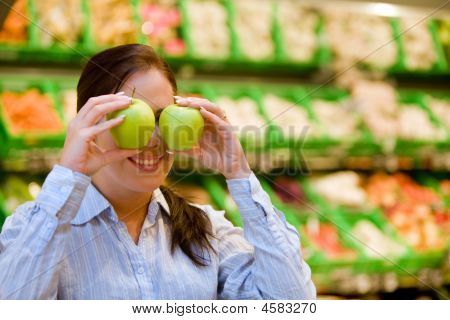 Compras de frutas legumes no supermercado