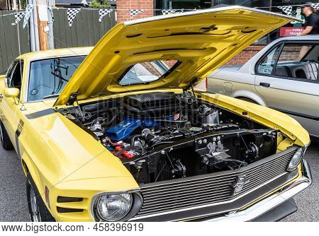 Pittsburgh, Pennsylvania, Usa July 18, 2022 The Engine Compartment And Motor Of A 1970 Ford Mustang 