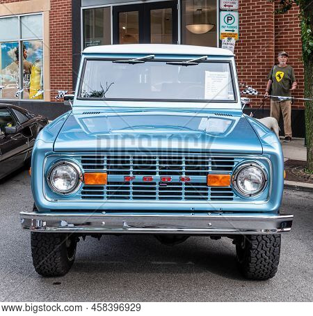 Pittsburgh, Pennsylvania, Usa July 18, 2022 A 1971 Ford Bronco At The Shadyside Car Show Associated 
