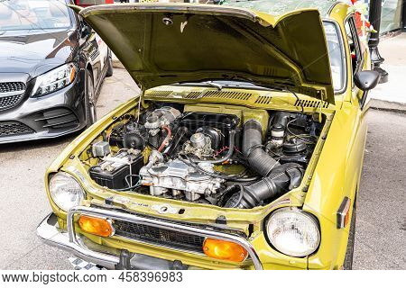 Pittsburgh, Pennsylvania, Usa July 18, 2022 The Engine Compartment And Motor Of A 1972 Honda Z600 At