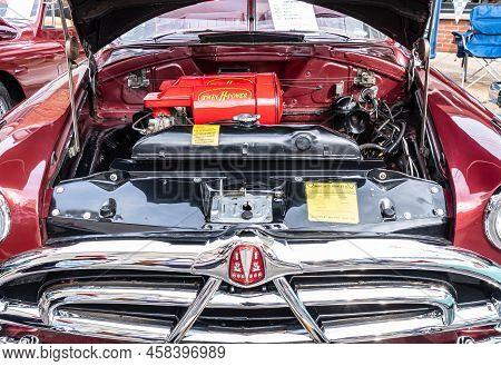 Pittsburgh, Pennsylvania, Usa July 18, 2022 The Engine Compartment And Motor Of A 1951 Hudson Hornet