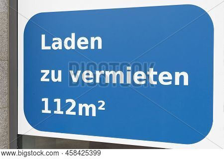 Sign On Store Window In Germany Saying Laden Zu Vermieten. Translation: Store For Rent