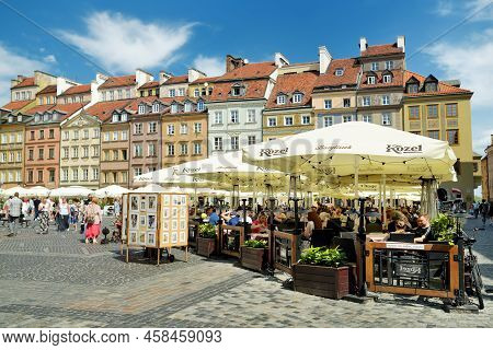 Warsaw, Poland - August 2021: Tourists Explore Beautiful Old Town Market Square, Which Was Completel