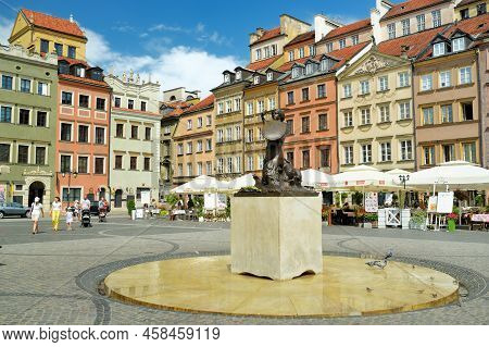 Warsaw, Poland - August 2021: Tourists Explore Beautiful Old Town Market Square, Which Was Completel