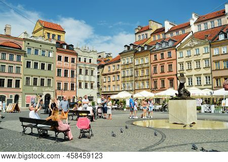 Warsaw, Poland - August 2021: Tourists Explore Beautiful Old Town Market Square, Which Was Completel