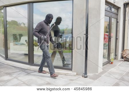 Assaltante com cro bar fora de casa