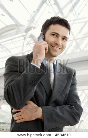 Zakenman bellen op telefoon
