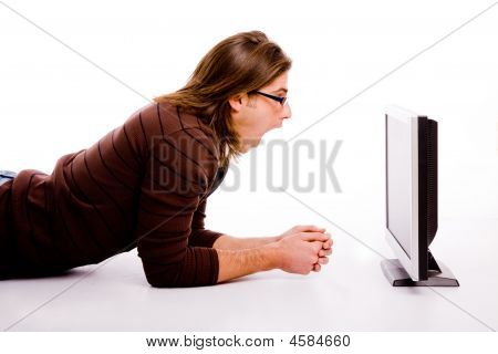 화면을 보고 충격을 사람의 측면 포즈