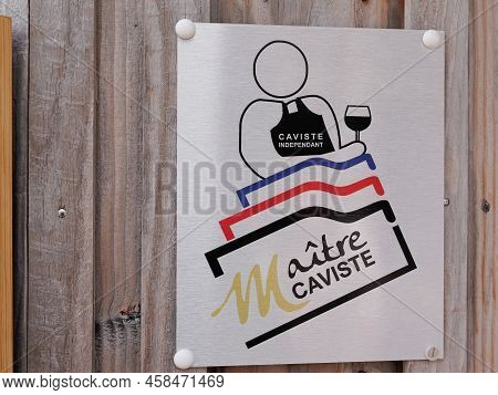 Bordeaux , Aquitaine France - 07 13 2022 : Maitre Caviste Logo Brand And Text Sign Shop Wall Facade 
