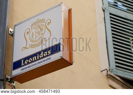 Bordeaux , Aquitaine France - 12 12 2021 : Leonidas Shop Brand Logo Shop And Sign Text On Wall Facad
