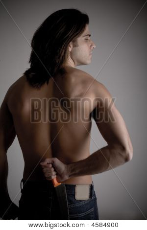 后面的肌肉男人的姿势