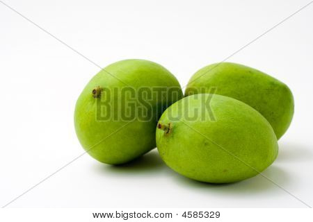 Tre hele grønne Mango