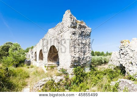 pozůstatky římského akvaduktu poblíž Meunerie, Provence, Francie