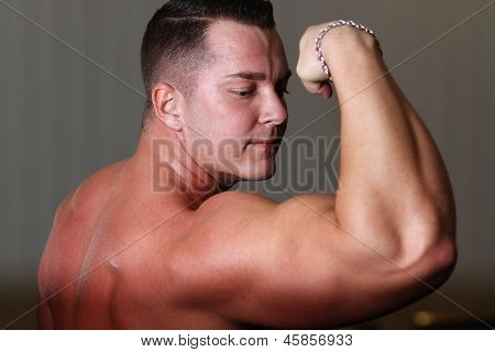 Trójboista siłowy, pokazano jego biceps