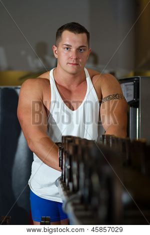 Pumpede ung mand med Tattoo i Gym