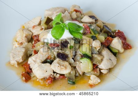 Frango guarnecido com tomates secos e legumes